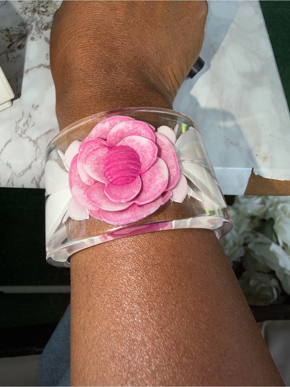 Chanel lucite Camellia Cuff bracelet - Picture 4 of 7